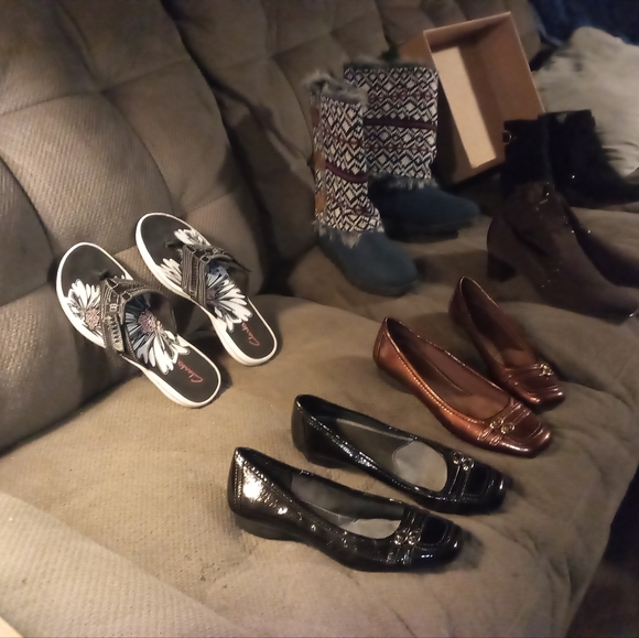 Shoes - 6 pairs women's shoes